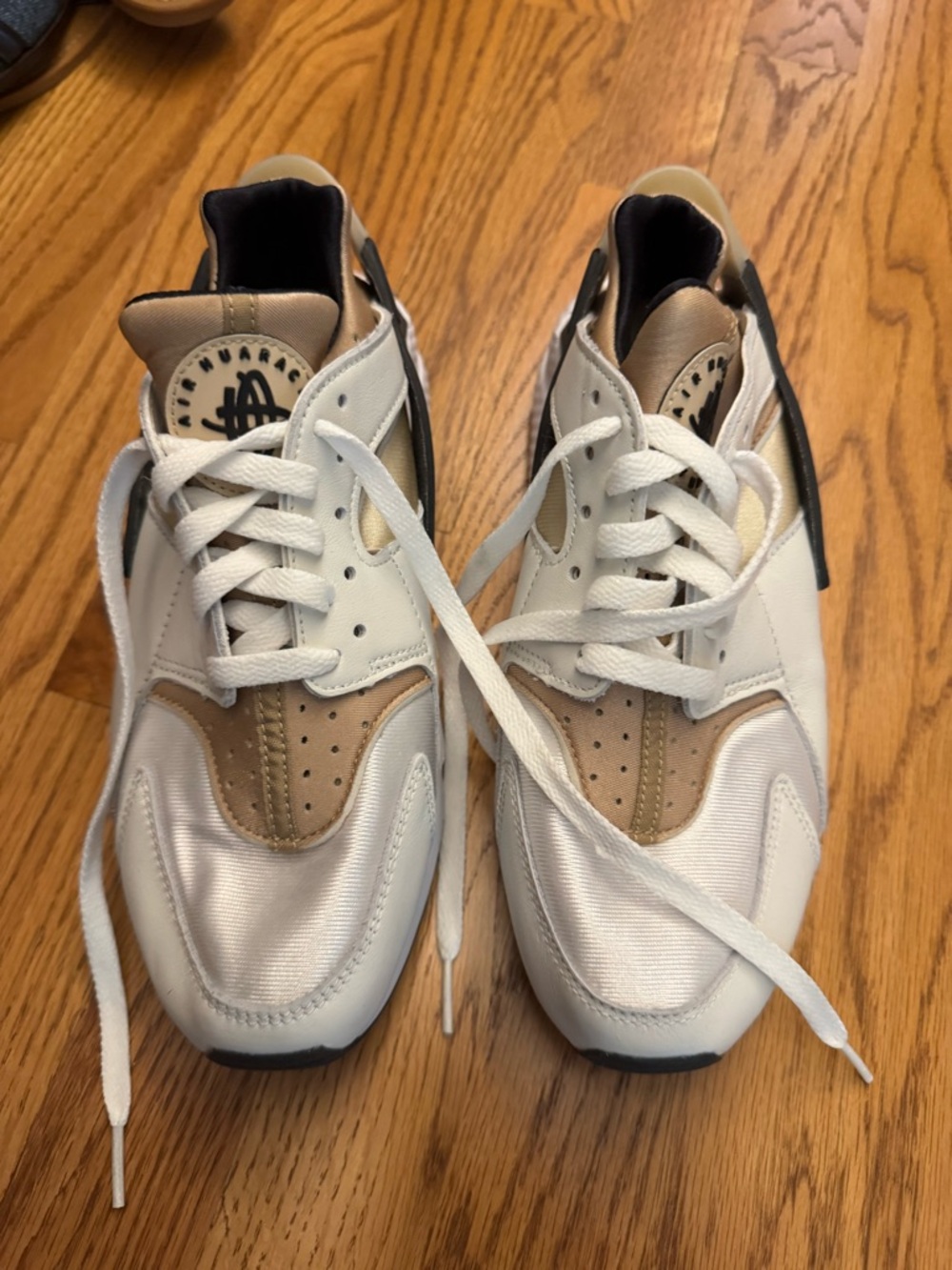 Nike Air Huarache Women’s Size 9 Cream Beige Neutral Sneakers